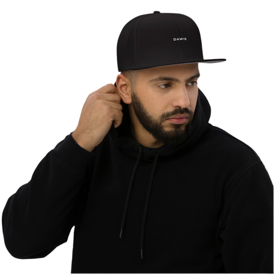 DAWIS Snapback-Cap with structured 6-panel design and snap closure.