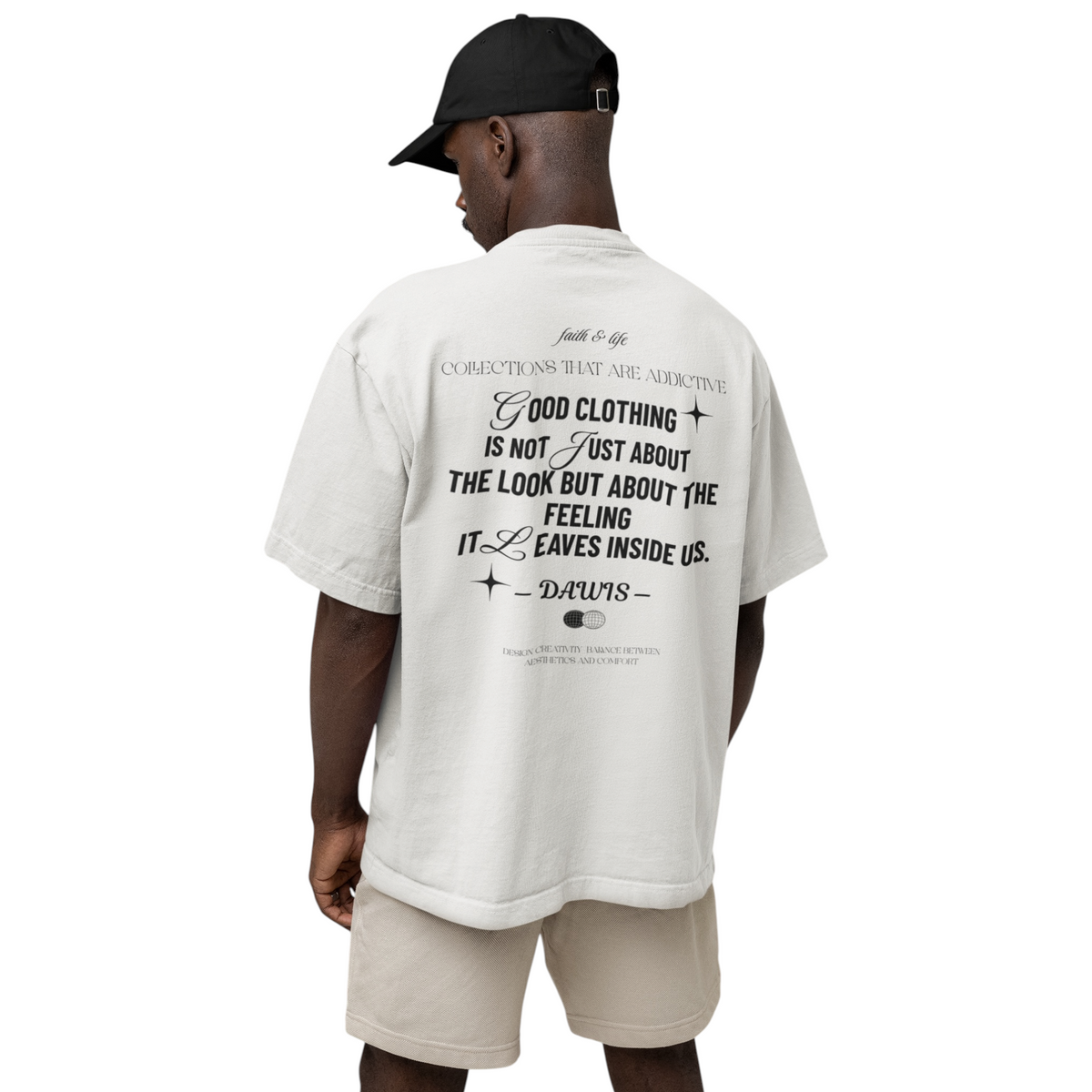 Oversize Fit T-Shirt aus cremeweißer Baumwolle mit großem schwarzem Rückenprint und weitem Schnitt