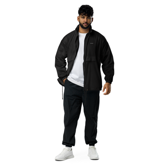 DAWIS Basic-Windbreaker in black, featuring a hood with drawstring, front zipper, and elastic cuffs.